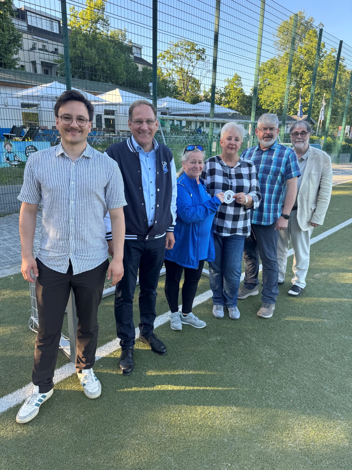 David Jahn (FDP-Fraktion), Nicolai Gajek, Präsident und 1. Geschäftsführer der Jugendabteilung, Heidrun Hanke, 2. Geschäftsführerin und Trainerin, Kerstin Köppen (BVV-Vorsteherin), Detlef Trappe (CDU-Fraktion) und Andreas Rietz (Fraktion Bündnis 90/Die Grünen)