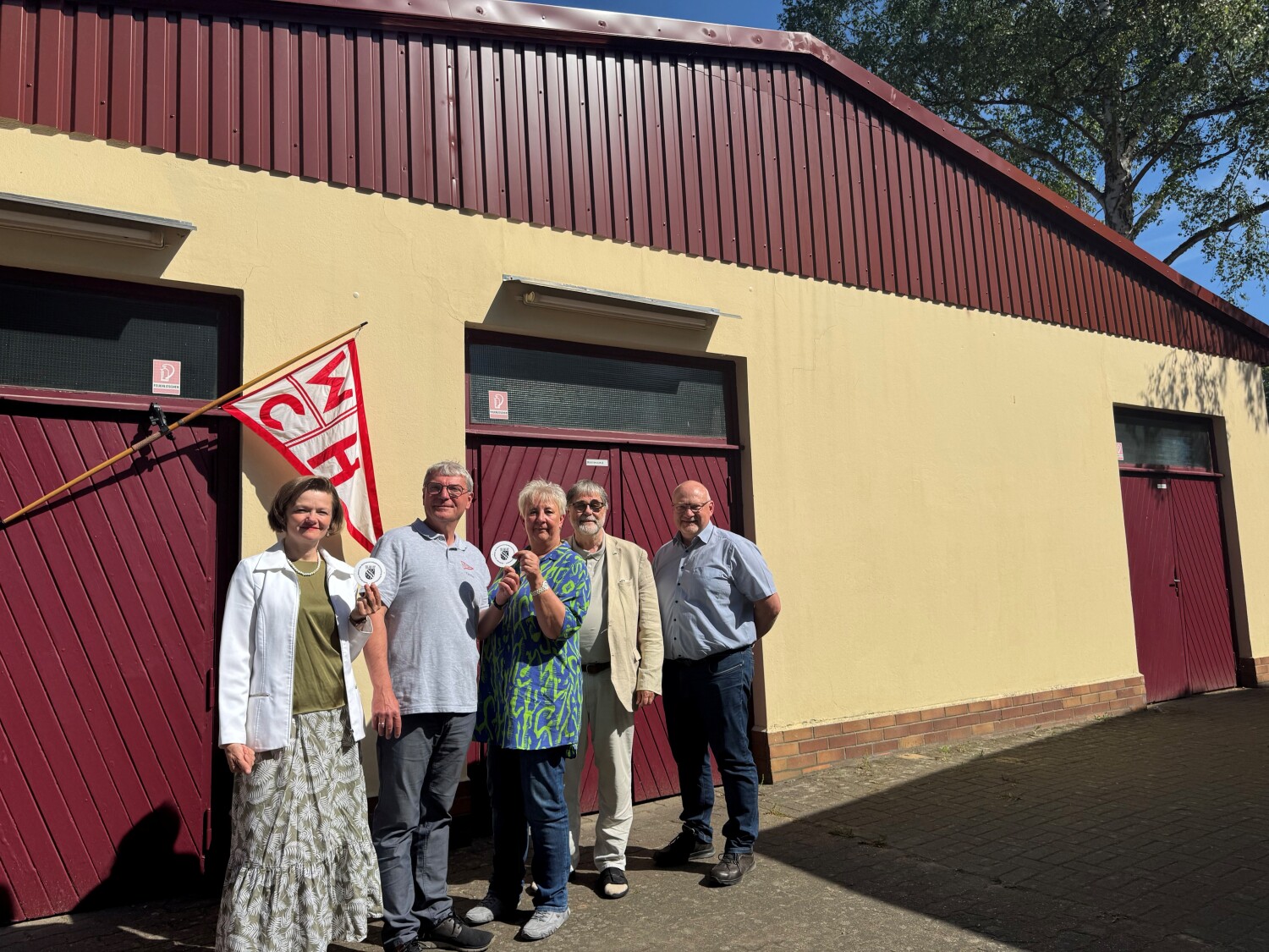 Auf dem Foto (v.l.n.r.): Katrin Feldt, 1.Kassiererin, Torsten Laße, 1. Vorsitzender, Kerstin Köppen (BVV-Vorsteherin), Andreas Rietz, (Fraktion Bündnis 90/Die Grünen), Jörn Strelow, 1. Schriftführer