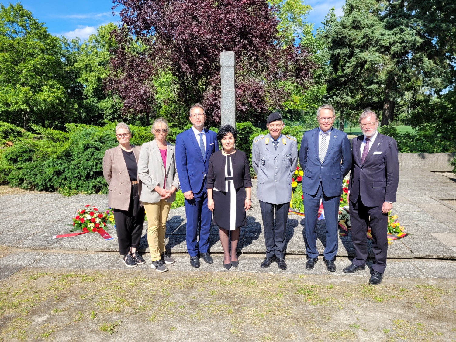 v.l.: Oberhavel-Kreistagsvorsitzende Birgit Tornow-Wendland, BVV-Vorstandsmitglied Angela Budweg, Oberhavel-Landrat Alexander Tönnies, Bezirksbürgermeisterin Emine Demirbüken-Wegner, Oberst Zimmermann, Glienickes Bürgermeister Arno Steguweit sowie der Vorsitzende der GVV Glienicke, Ulrich Strempel.