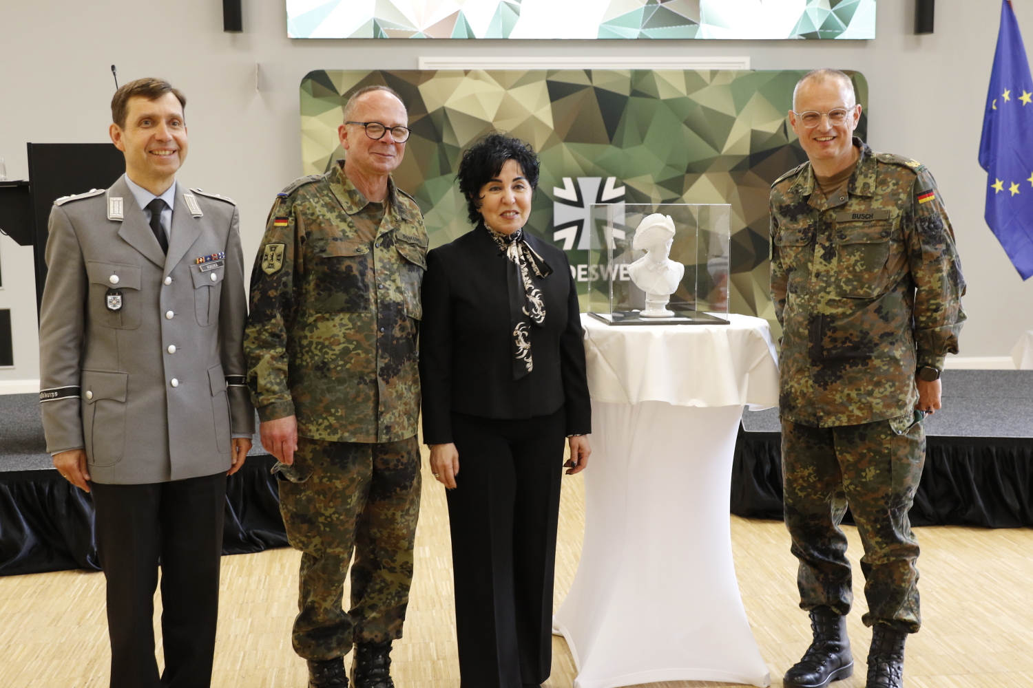 Vertraute Partner: Bezirksbürgermeisterin Demirbüken-Wegner mit Brigadegeneral Horst Busch, Oberst Jens Roßmanith sowie Oberstleutnant Reinhard Kiauka (Stabsmusikkorps)