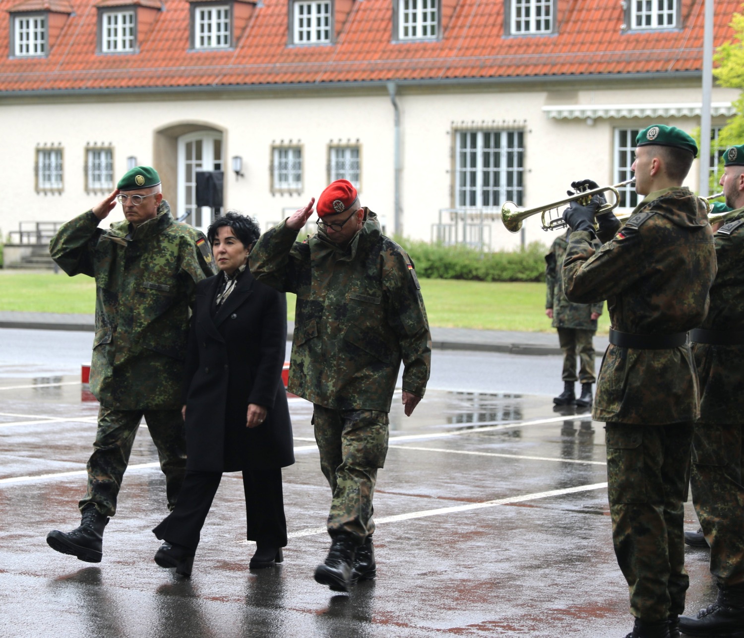Bezirksbürgermeisterin Demirbüken-Wegner als Ehrengast mit Brigadegeneral Horst Busch (li.) und Oberst Jens Roßmanith