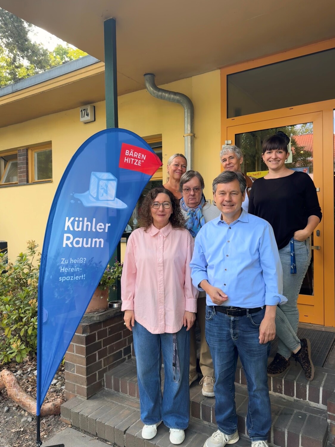 Dr. Jutta Schäfer und das Team vom Tageszentrum Waidmannslust mit Gesundheitsstadtrat Uwe (v.l.n.r.)