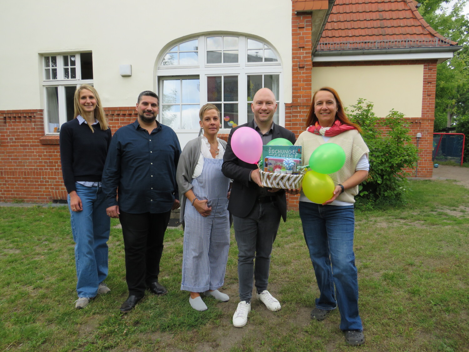 Bezirksstadtrat Ewers übergibt Geschenk : v. l. Helena Kerkhoff (Vorstandsmitglied Eltern-Initiativ-Kindertagesstätte Regenbogenkinder e.V.), Utku Kalkan (Leiter Tagesbetreuung Jugendamt), Fusun Niefünd-Röthling (Erzieherin), Alexander Ewers (Bezirksstadtrat Jugend und Familie), Karin Kroner (Kitaleiterin