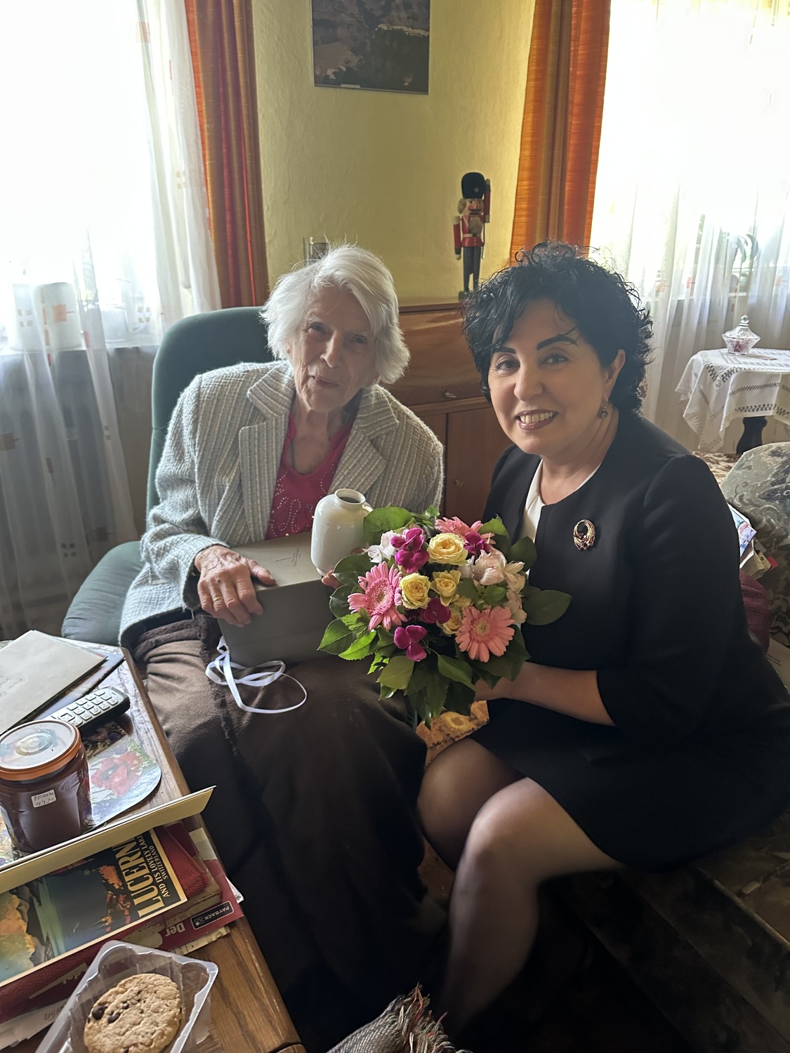 100. Geburtstag Gunhild Martens Gratulation durch Bezirksbürgermeisterin Emine Demirbüken-Wegner