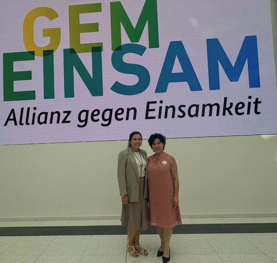 Bezirksbürgermeisterin Emine Demirbüken-Wegner mit Einsamkeitsbeauftragte Katharina Schulz