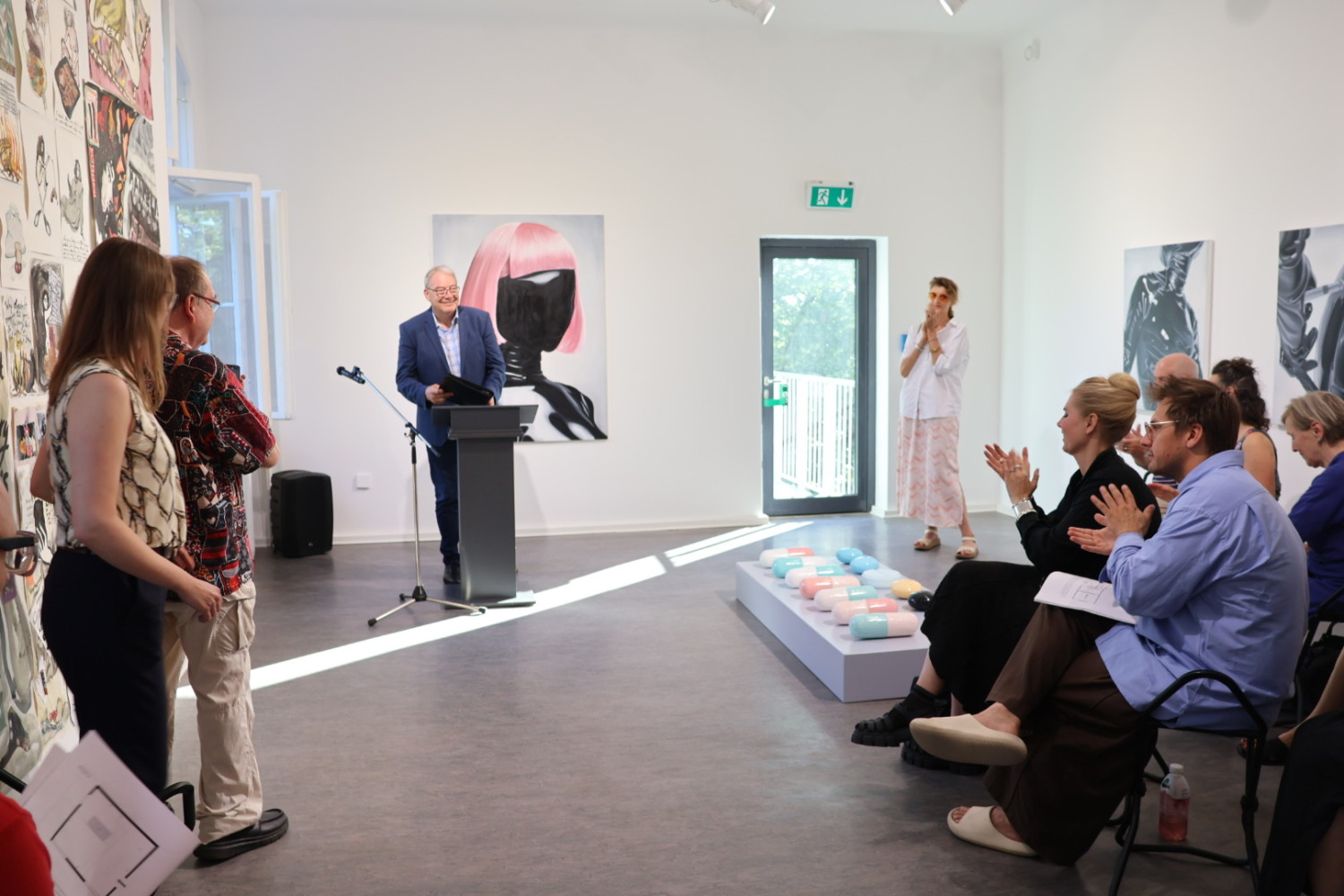Bezirksstadtrat für Kultur Harald Muschner eröffnet die gut besuchte Ausstellung „More Than Beauty“ in der GalerieETAGE im Museum Reinickendorf.