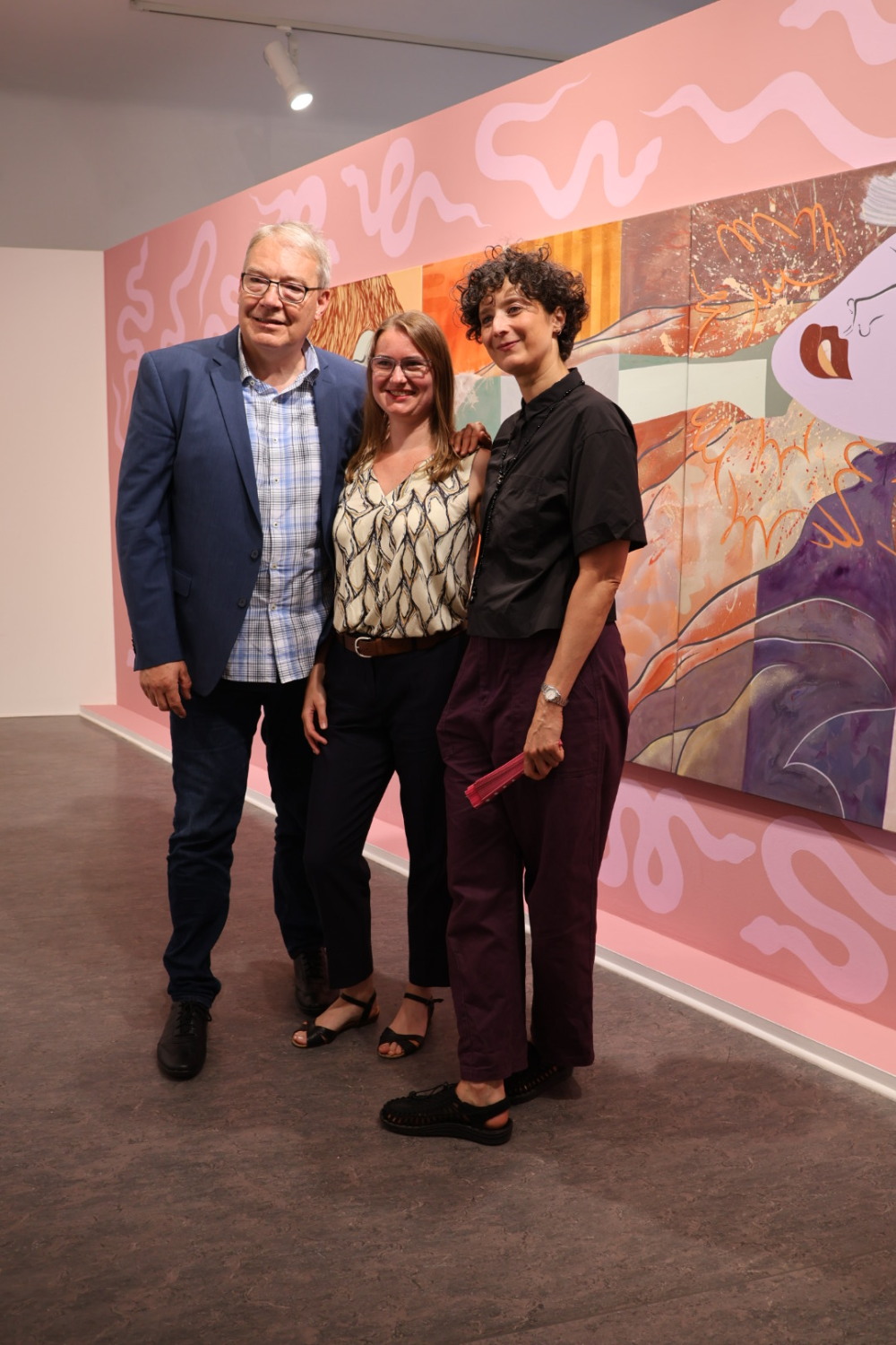 Beste Laune bei der Ausstellungseröffnung im Museum Reinickendorf: Bezirksstadtrat für Kultur Harald Muschner (CDU), die Leiterin der Graphothek Ricarda Vinzing und die Künstlerin Nadira Husain (v.l.n.r.)