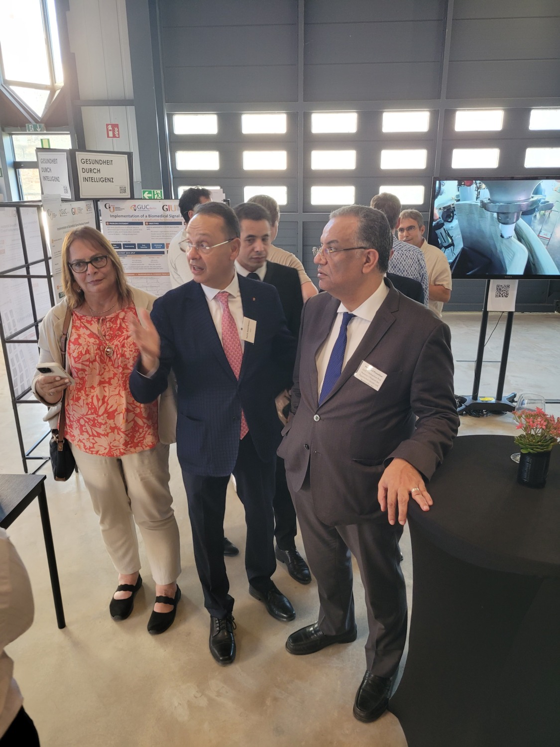 Hausherr Prof. Mansour (2.v.l.) führt durch die kleine GUC-Ausstellung.