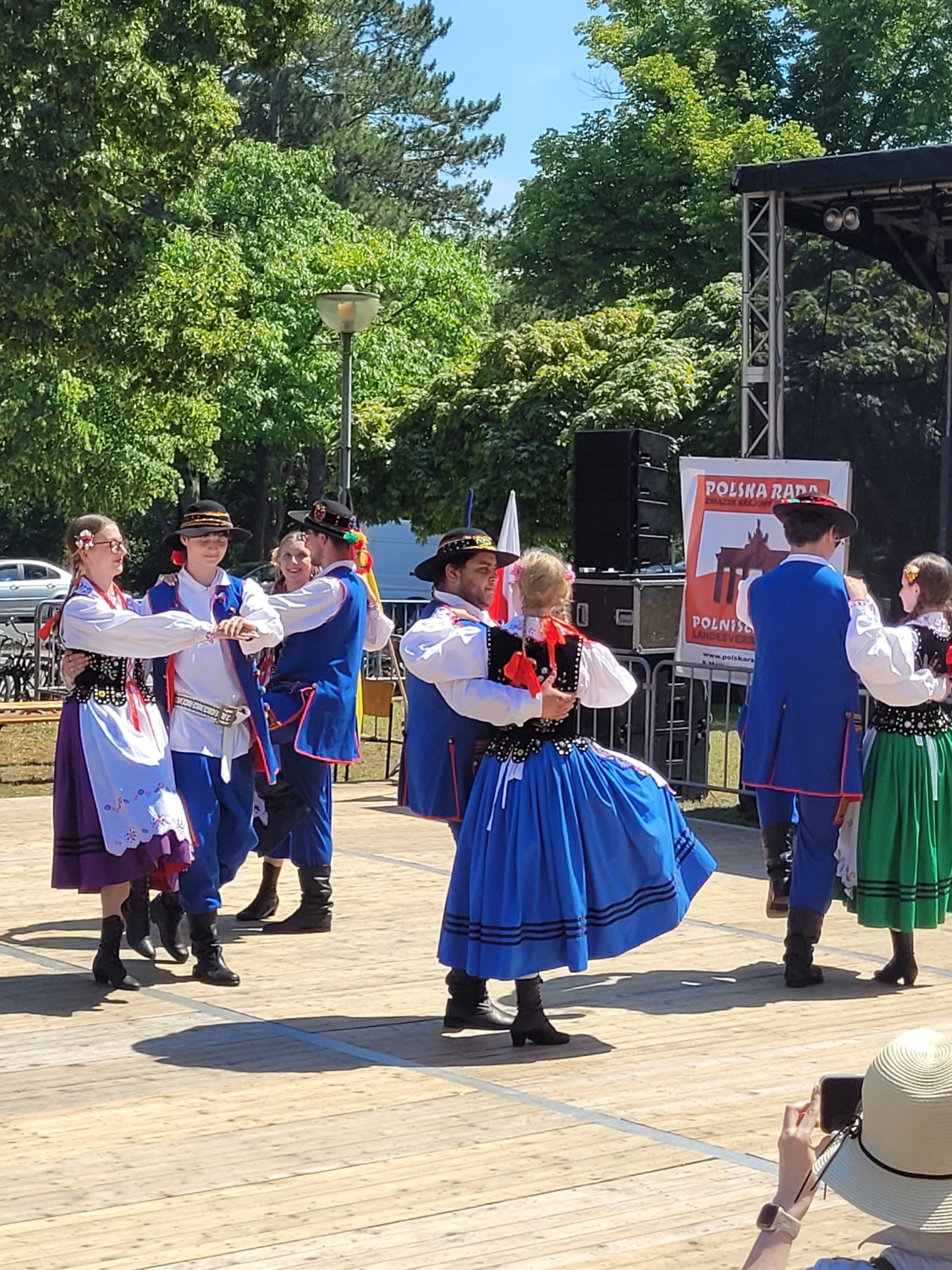 Traditionelle Tänze auf der Freilichtbühne