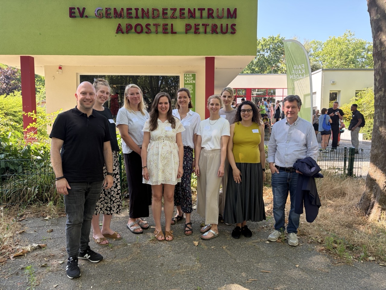 Bezirksstadtrat Alexander Ewers (links), Cindy Franke (Vierte v. links) mit Mitgliedern der Steuerungsrunde der Kinderarmutsprävention Reinickendorf, Bezirksstadtrat Uwe Brockhausen (rechts)