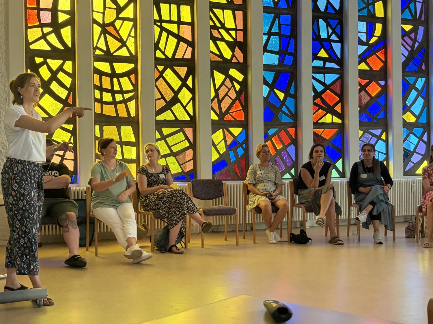 Workshop im Großen Saal des FACE Familienzentrums.