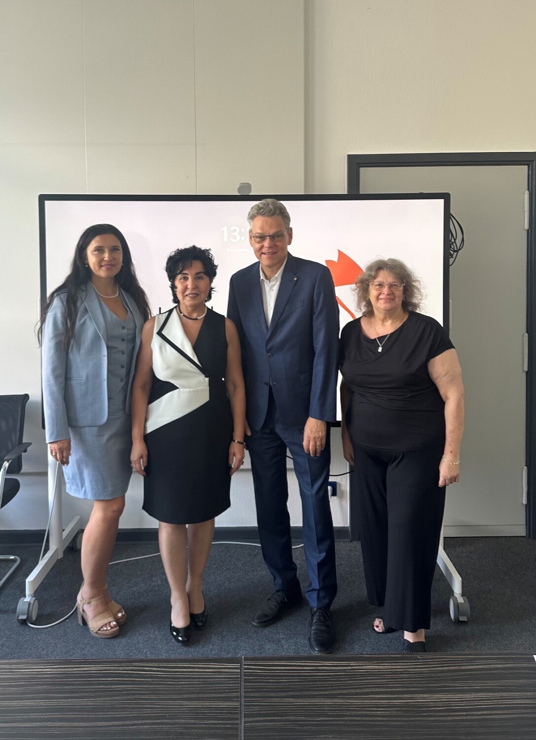 Teamarbeit gegen Einsamkeit: v.l. Reinickendorfs Einsamkeits- und Ehrenamtsbeauftragte Katharina Schulz, Bezirksbürgermeisterin Emine-Demirbüken-Wegner, Bezirksbürgermeister Jörn Oltmann und Christine Fidancan, Beauftragte für Bürgerschaftliches Engagement im Bezirk Tempelhof-Schöneberg.