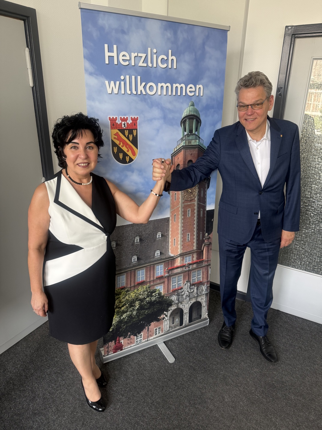 Hand in Hand: Bezirksbürgermeisterin Emine Demirbüken-Wegner und Bezirksbürgermeister Jörn Oltmann