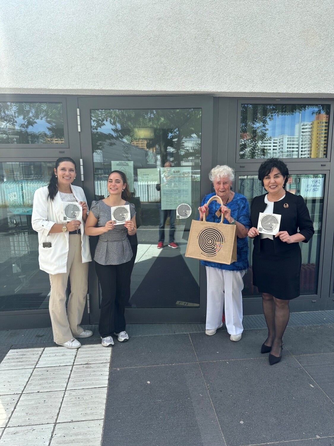 Bezirksbürgermeisterin Emine Demirbüken-Wegner, ehrenamtliche Club-Vorständin Gisela Peil, Clubleiterin Jenifer Rodriguez Andres und Einsamkeitsbeauftragte Katharina Schulz (v.r.)