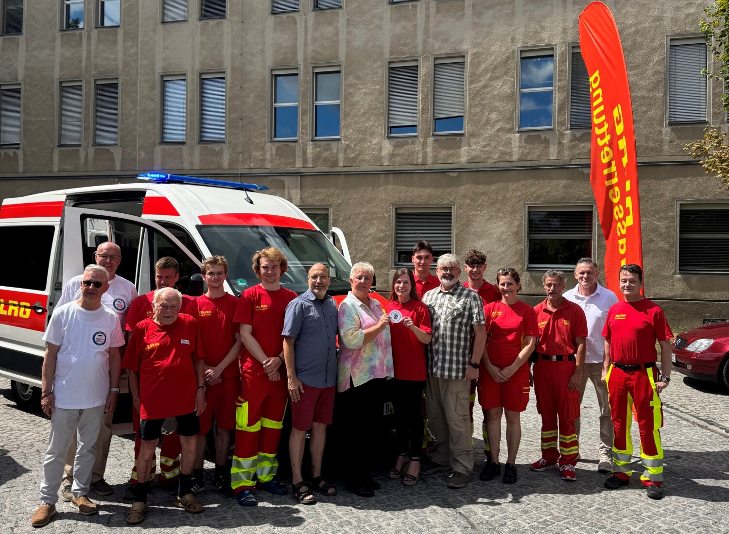 Von links nach rechts: Rüdiger Ohst (Großmeister Odd Fellows Berlin), dahinter Jens Warmers (1. Vorsitzender Odd Fellows Helfen), Jörg Koch ( ältestes DLRG Mitglied), dahinter Benjamin Rahmel, Marris Jönsson, daneben Anton Hagebruch, Jens Augner (Bezirksverordneter), Kerstin Köppen (Vorsteherin) , Melanie Brunk, dahinter Florian Zietz, vorne Detlef Trappe, dahinter Paul Knop. Neben Detlef Trappe (Bezirksverordneter), Susan Knop, Michael Neiße (LdVK), dahinter Stefan Kreuschner (btb performancee) und der stellv. Geschäftsführer der DLRG, Herr Torsten Kujawa.