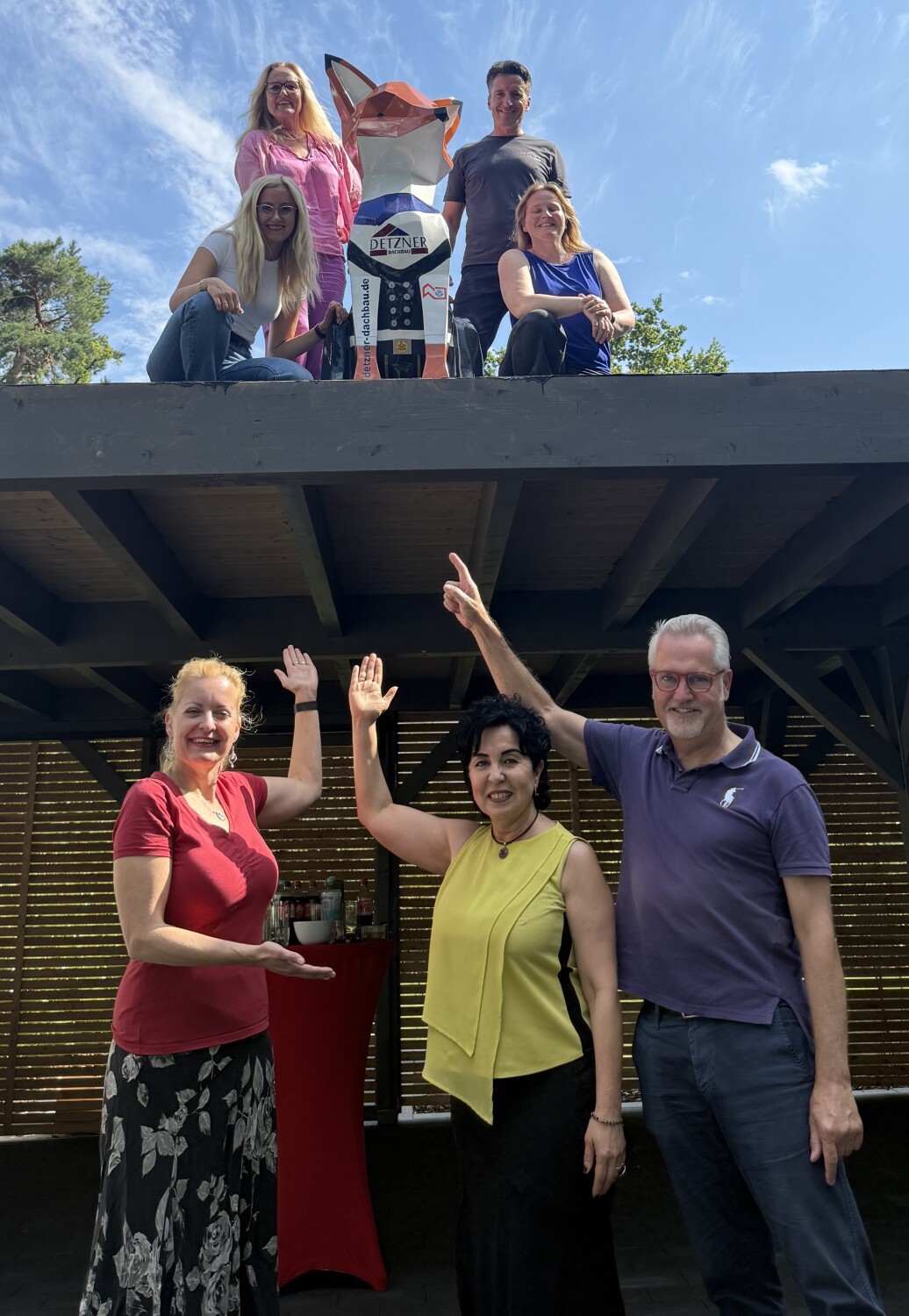 Ein neuer Blickfang in Konradshöhe: Bezirksbürgermeisterin Emine Demirbüken-Wegner, Kerstin Hanke von der Wirtschaftsförderung, das Team der Detzner Dachbau GmbH und die Künstlerin Sonja Rörig präsentieren den neuen Unternehmensfuchs.