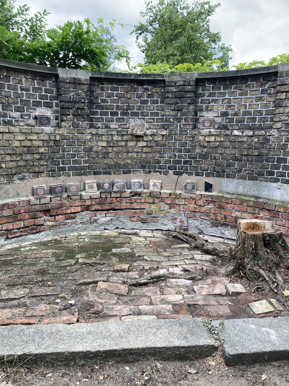 Grundmauern des früheren Friedhofhauses