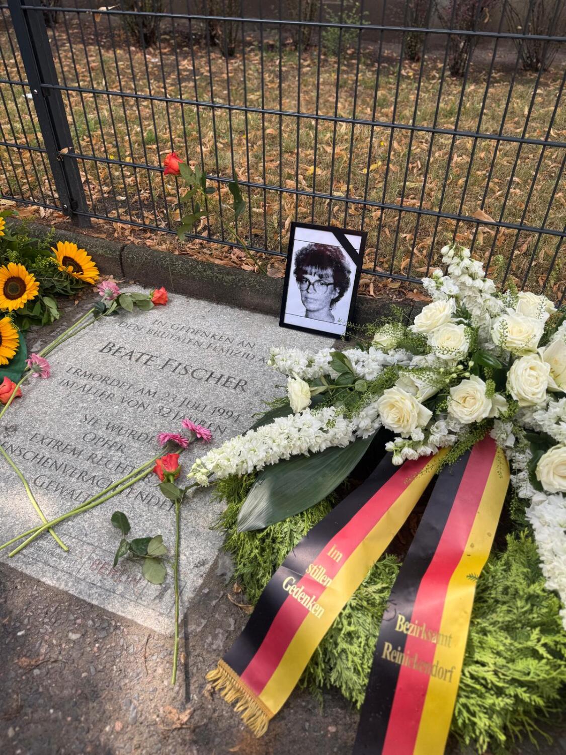 Einweihung der Gedenkplatte für Beate Fischer