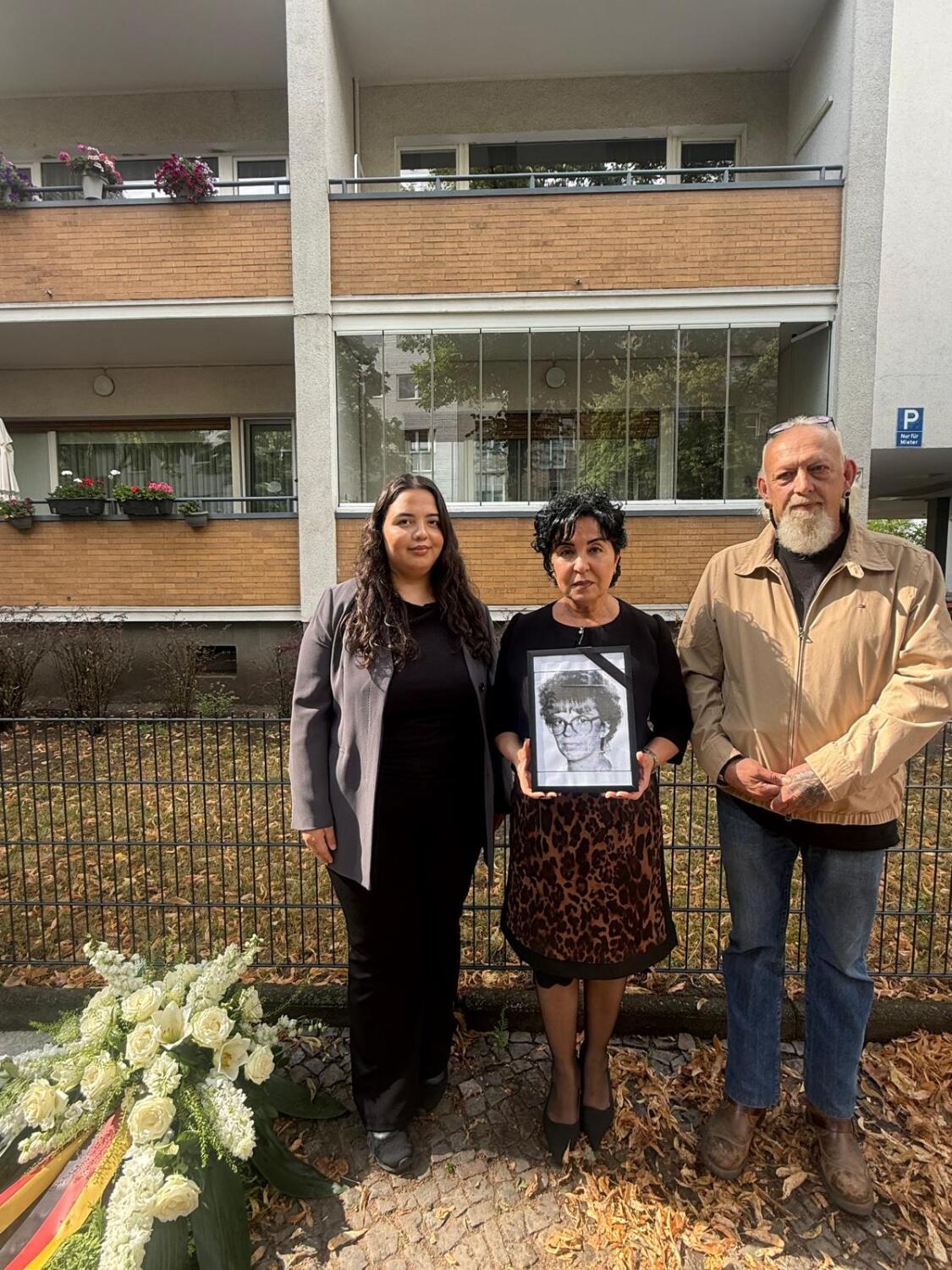 Gemeinsames Gedenken an Beate Fischer durch Bezirksbürgermeisterin Emine Demirbüken-Wegner, Christian Axt, Geschäftsführer und Inhaber Horst Axt & Söhne Straßen- und Tiefbau GmbH, und Zeynep Gamze Sahin, Pressestelle / Veranstaltungen.