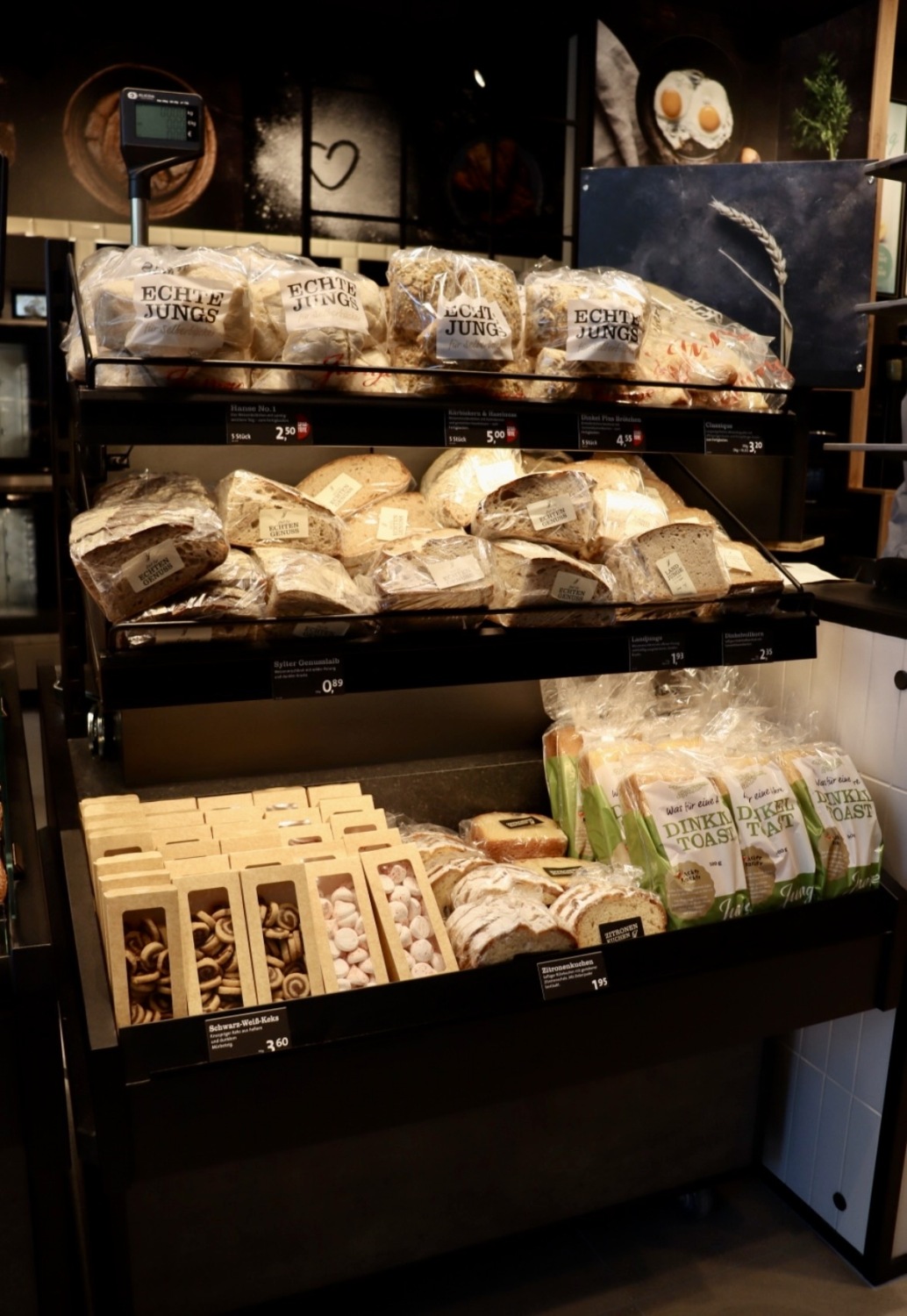 Vom süßen Gebäck ,über schon geschnittenem Kuchen, Brot und Brötchen bieten den Kunden auch hier eine vielfältige Auswahl.