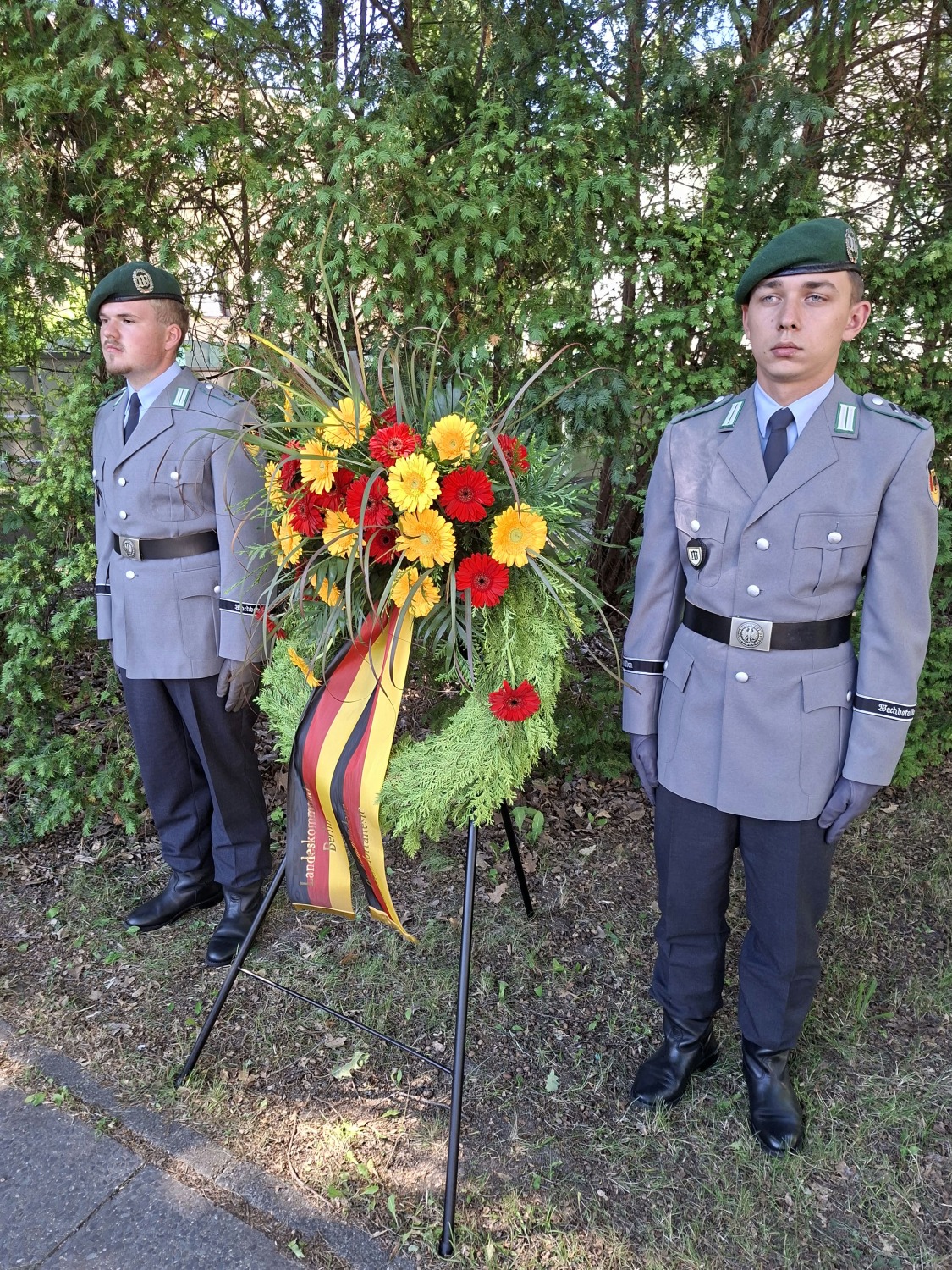 Ehrenwache der Patenkompanie des Bezirksamtes