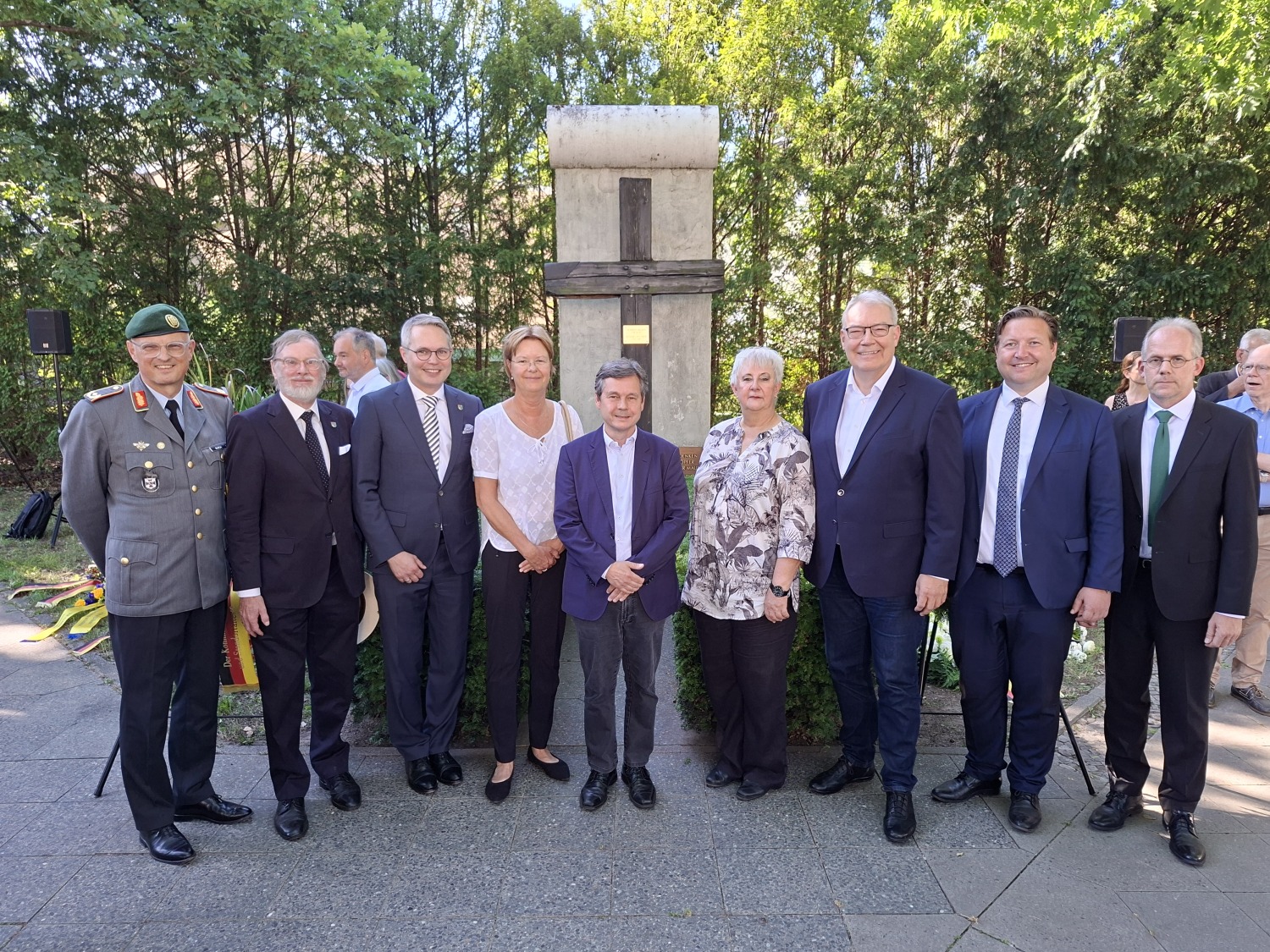 Gemeinsames Gruppenfoto nach der Gedenkveranstaltung. Von rechts nach links: Herr Brigadegeneral Busch, Herr Dr. Strempel, Herr Steguweit, Bürgemeister Glienicke / Nordbahn, Frau Simon, stellvertr. Bürgermeisterin Hennigsdorf, Herr Brockhausen, Frau Köppen, Herr Muschner, Herr Pieper und Herr Holger Mittelstädt, Beigeordneter und Dezernent für Bildung, Kultur und Sport Landkreis OHV.
