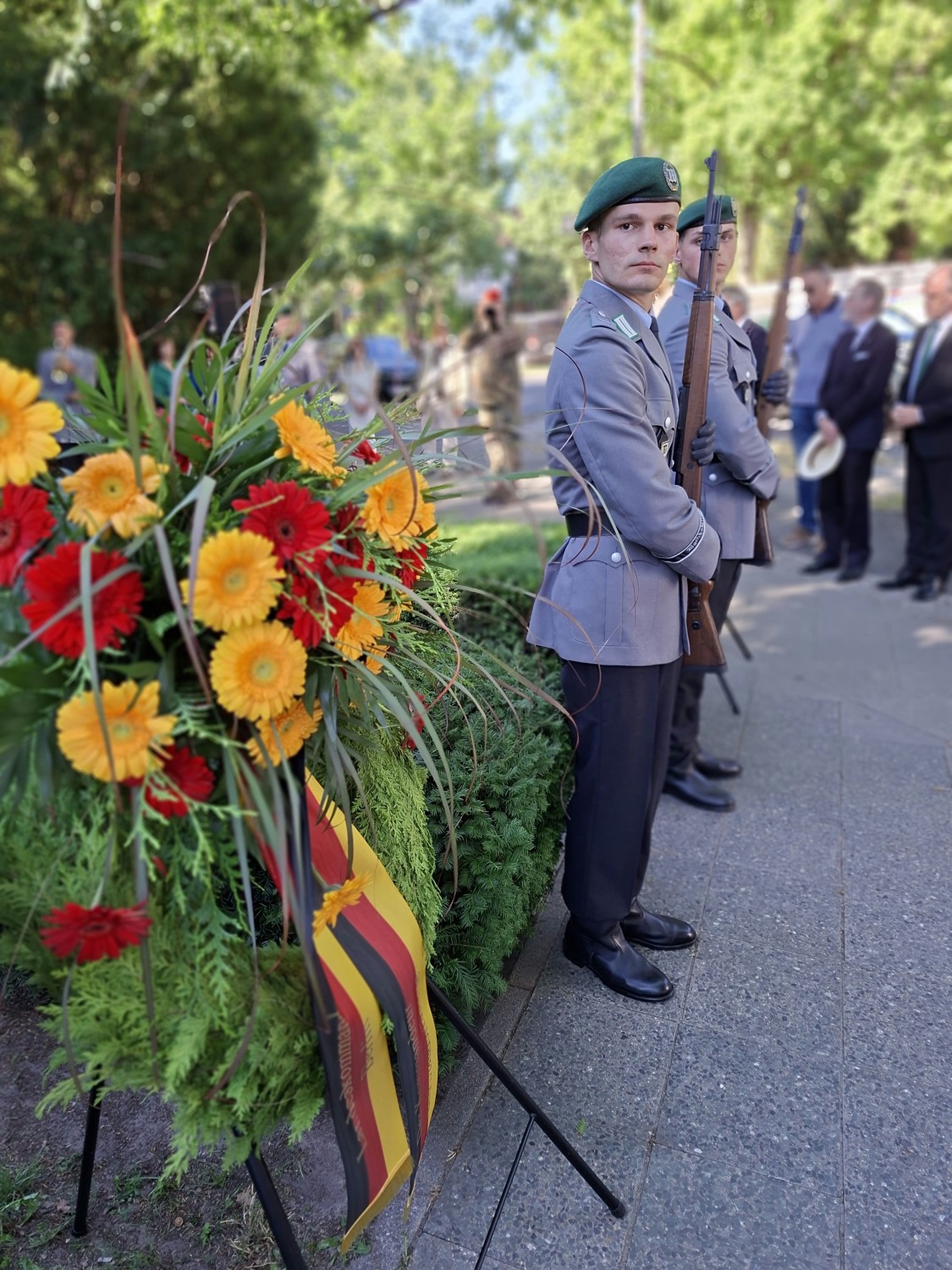 Kommando "Augen Rechts" für die Kranzniederlegung
