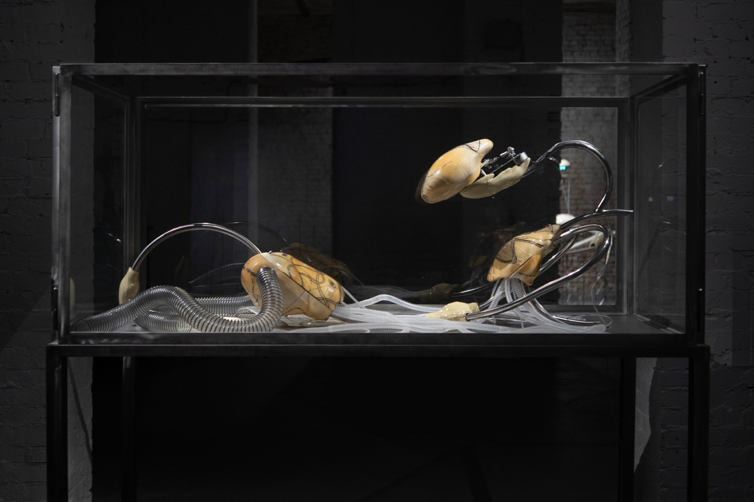 Minu Park: Yellow Cyborg III, 2025, Stahl, 3D Print, Latex, Motor, Schlauch, Glas, 165 × 65 × 175 cm