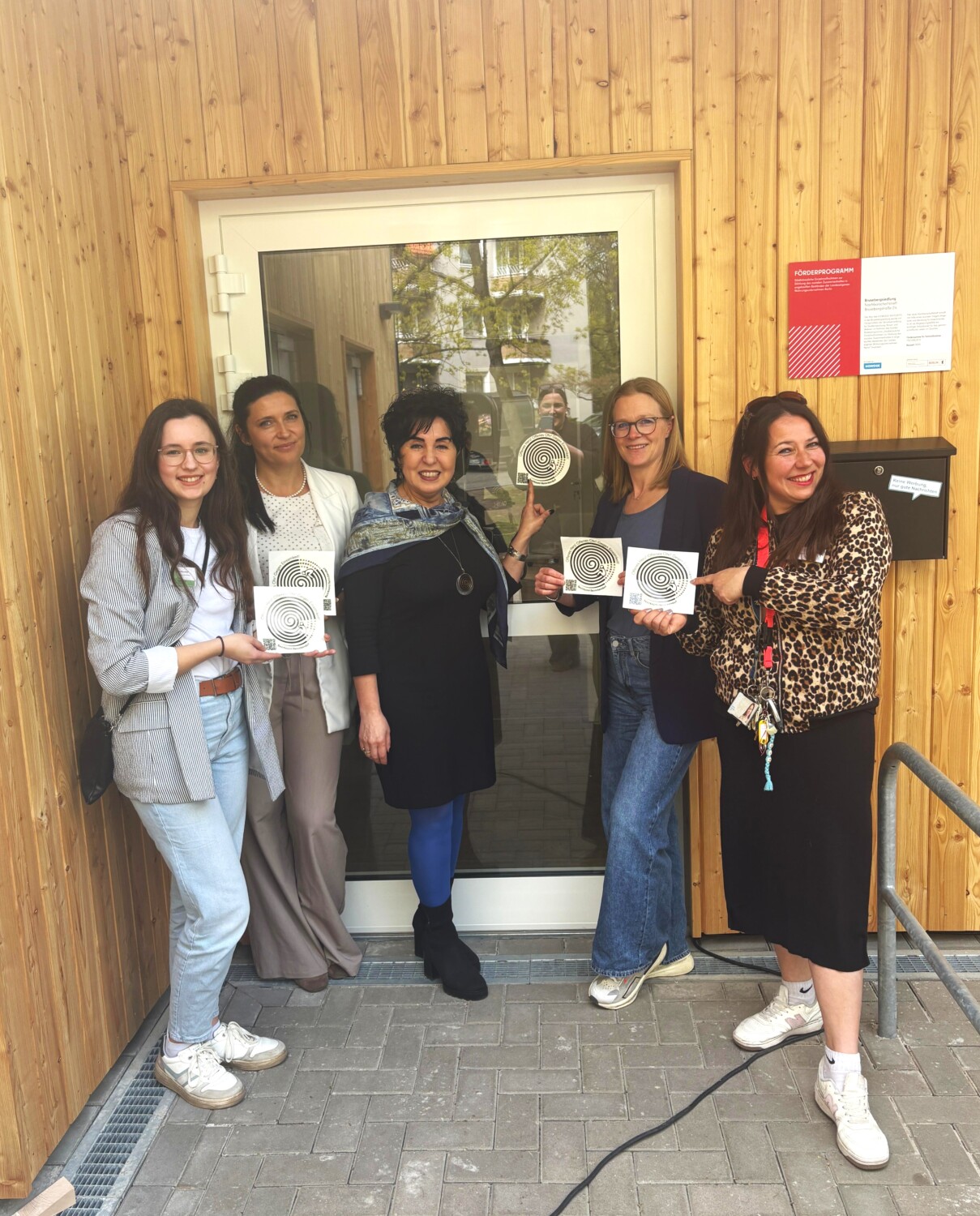 Das Brusi-Team mit Stickern der Einsamkeitskampagne