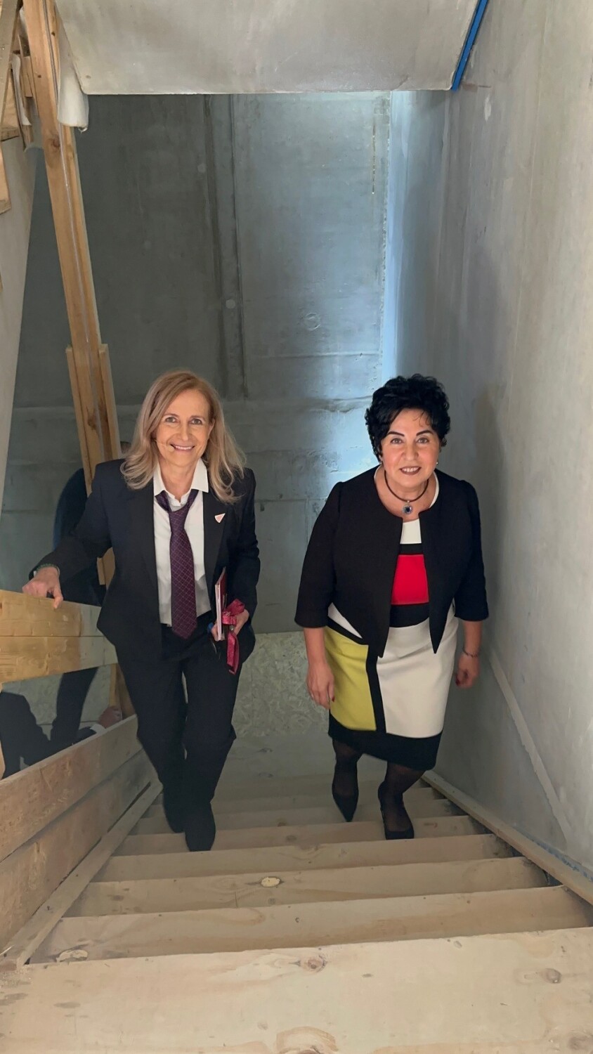Dr. Thorid Klantschitsch, Vorsitzende der Geschäftsführung der Freiberger Lebensmittel GmbH (li.) und Bezirksbürgermeisterin Emine Demirbüken-Wegner erkunden gemeinsam den Neubau am Reinickendorfer Standort.
