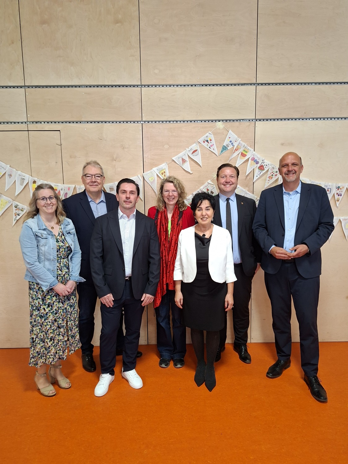 Erinnerungsfoto mit Staatssekretär Stephan Machulik, Bezirksstadtrat Sebastian Pieper, Bezirksbürgermeisterin Emine Demirbüken-Wegner, Bezirksstadträtin Korinna Stephan, Schulleiter André Seidel, Schulstadtrat Harald Muschner, Konrektorin Svenja Kraus (im Bild von rechts).