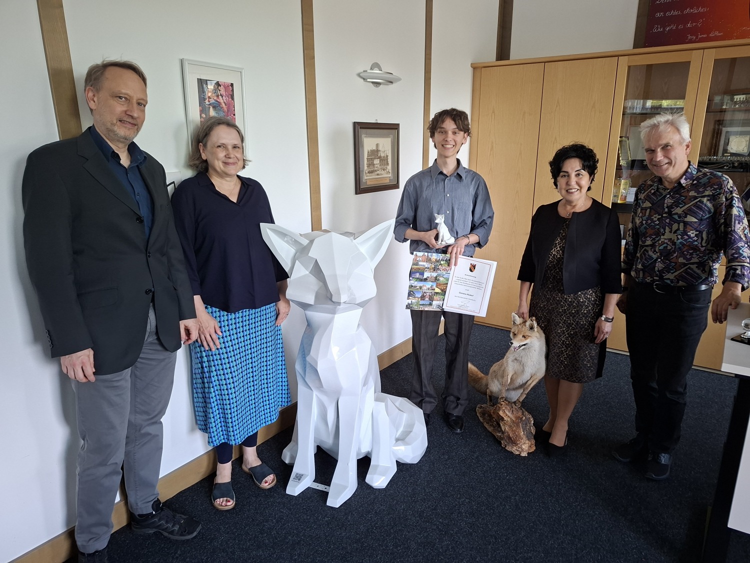 Erinnerungsfoto im Büro der Bürgermeisterin: v.l. Vater Stefan Stahnke-Hilsdorf, Mutter Elisabeth Hilsdorf, Bundespreisträger Clemens Hilsdorf, Bezirksbürgermeisterin Emine Demirbüken-Wegner, Markus Wenz (Vorsitzender des Landesausschusses Jugend musiziert).
