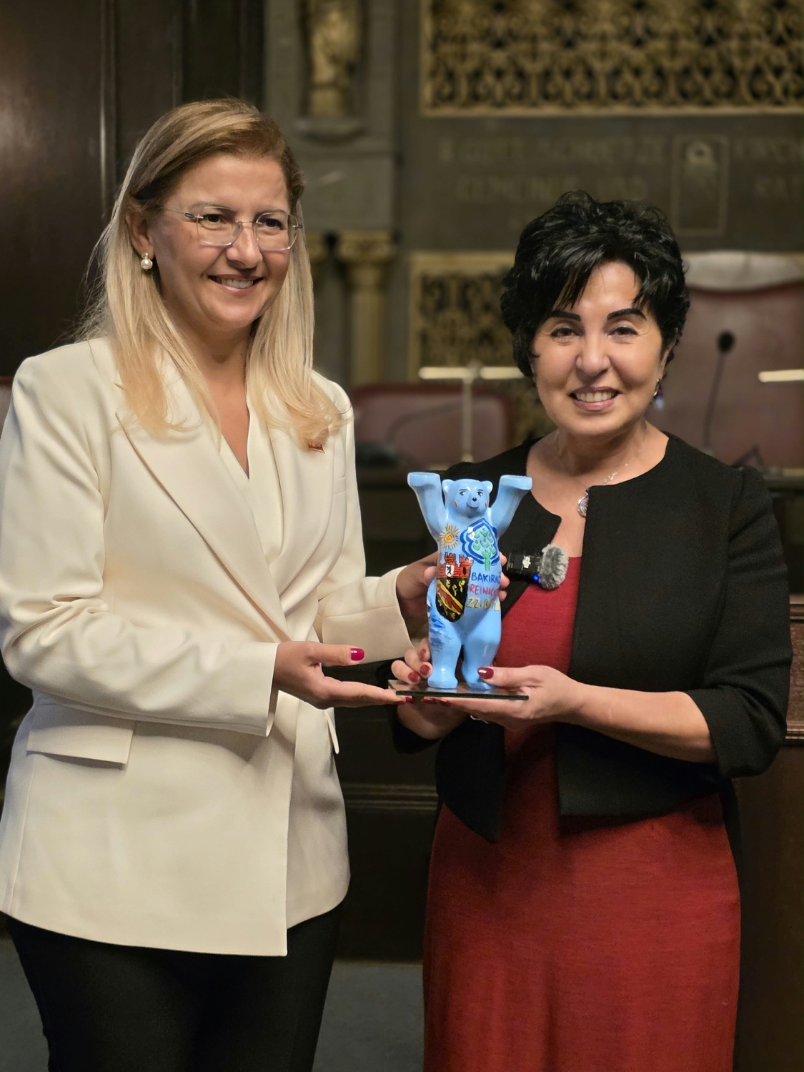 Die Bürgermeisterin von Bakırköy, Dr. Ayşegül Özdemir Ovalıoğlu (li.), erhält als Erinnerung an den Besuch in Berlin einen Buddybären im Reinickendorf-Design.