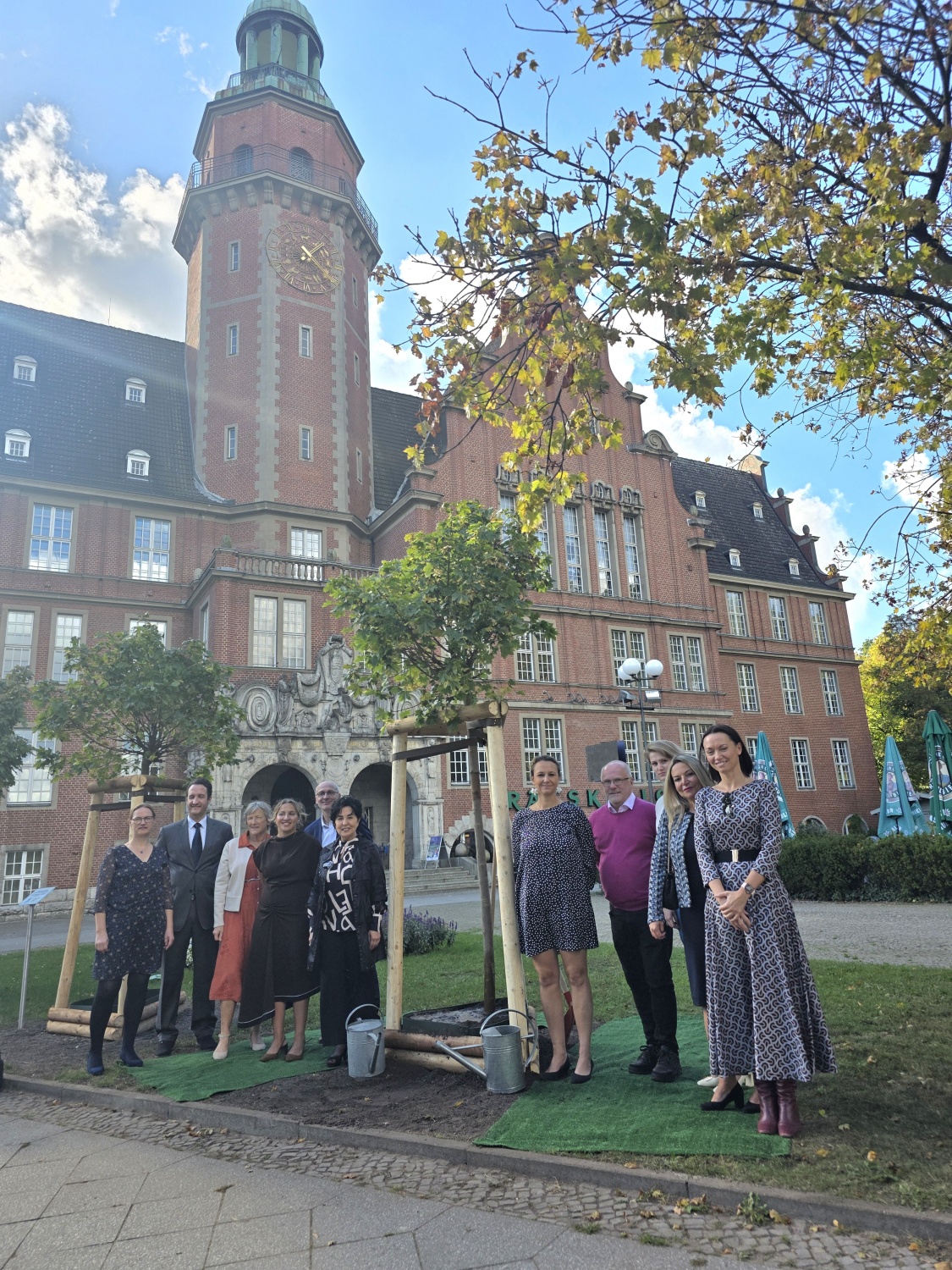 Gruppenfoto am neu gepflanzten Baum auf dem Antonyplatz.