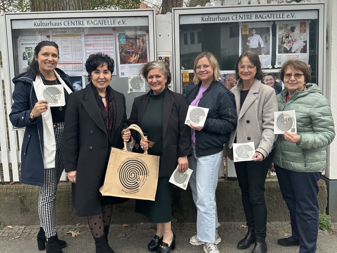 v.l.n.r Einsamkeitsbeauftragte Katharina Schulz, Bezirksbürgermeisterin Emine Demirbüken-Wegner, Vorsitzende Centre Bagatelle Houda Mittelstedt-Seiffert und Mitwirkende Isa Grütering, Dorothea Bernhardt und Doris Kienbaum