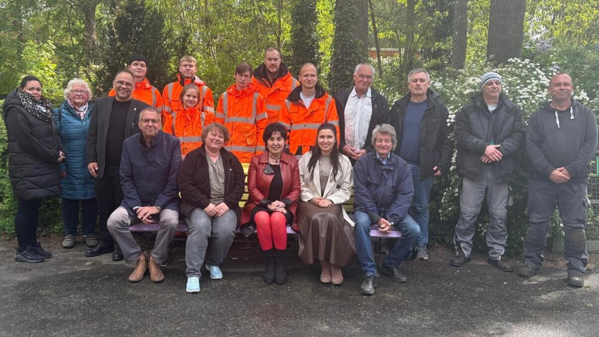 Tegel: Ev. Martin-Luther-Kirchhof: Bezirksbürgermeisterin Emine Demirbüken-Wegner gemeinsam mit Superintendent Thomas Harms, Auszubildende des Straßen- und Grünflächenamtes, deren Leiter Sascha Braun, Einsamkeitsbeauftragte Katharina Schulz und dem Gemeindekirchenrat Tegel-Borsigwalde