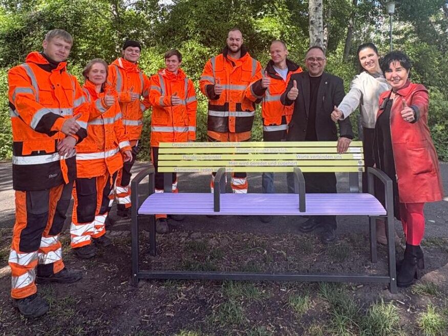 Märkisches Viertel: Mittefeldbecken: Bezirksbürgermeisterin Emine Demirbüken-Wegner gemeinsam mit Auszubildenden des Straßen- und Grünflächenamtes, deren Leiter Sascha Braun und Einsamkeitsbeauftragte Katharina Schulz.