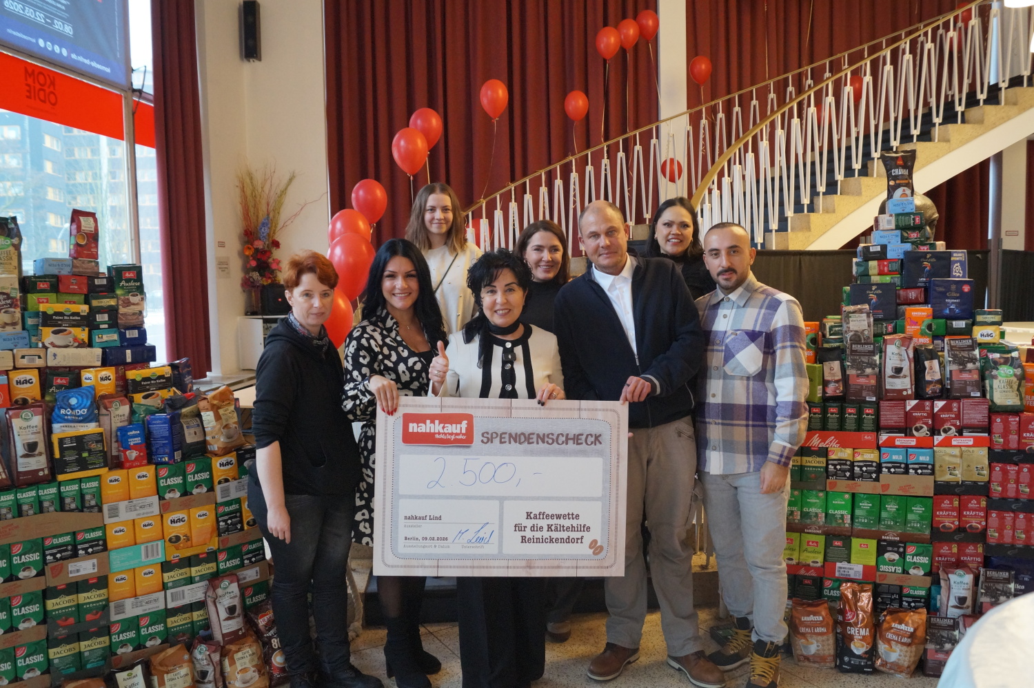 Gemeinsame Reinickendorfer Freude über das Sammelergebnis mit Wetterfinder Michael Lind.