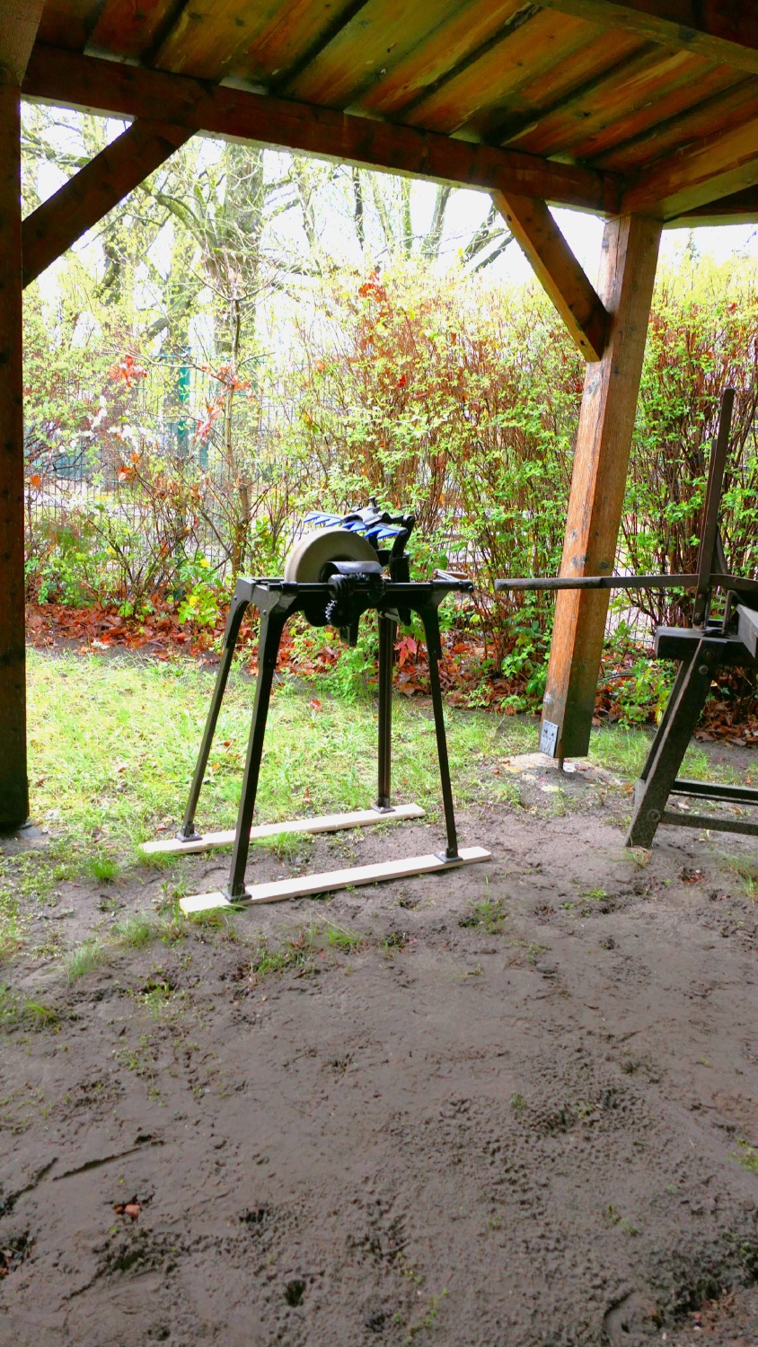 Die Mähmesserschleifmaschine im Museumsgarten
