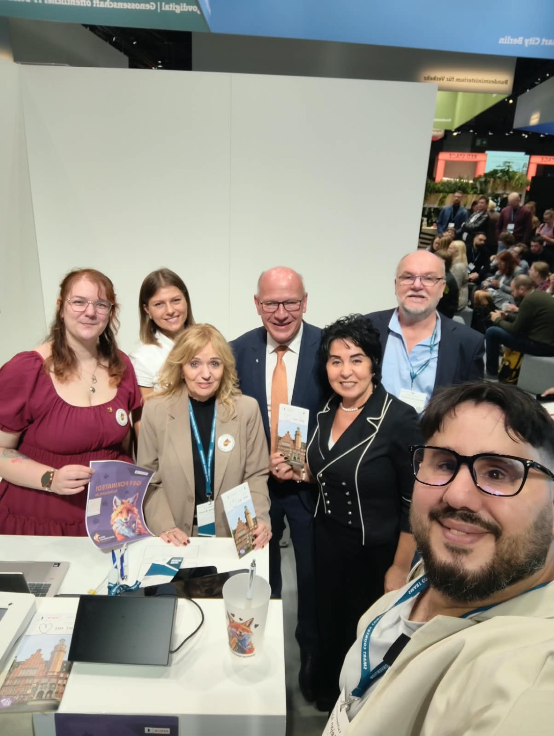 Team des Mobilen Bürgeramtes mit Regierendem Bürgermeister und Bezirksbürgermeisterin