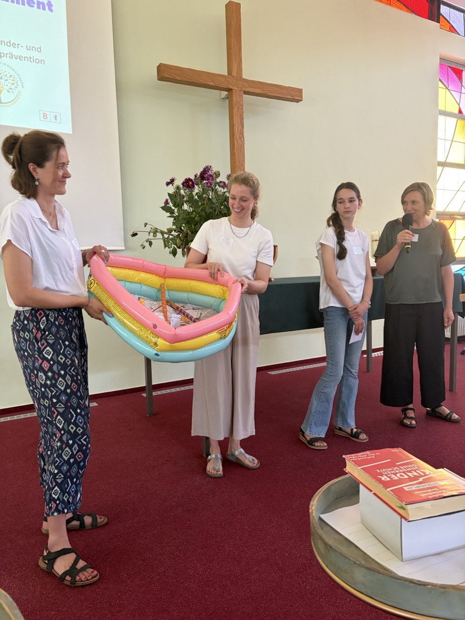 Cindy Franke und Hannah Böse stellen den Wunschpool des Kinder-und Jugendparlaments auf dem Fachtag vor