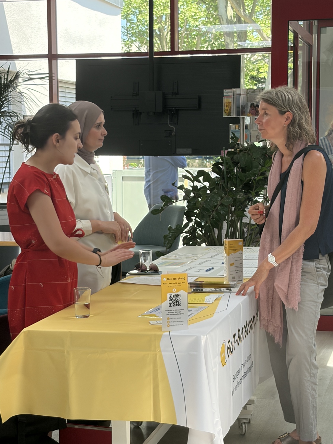 Beratung am Stand der BuT-Beratungstelle auf dem Fachtag