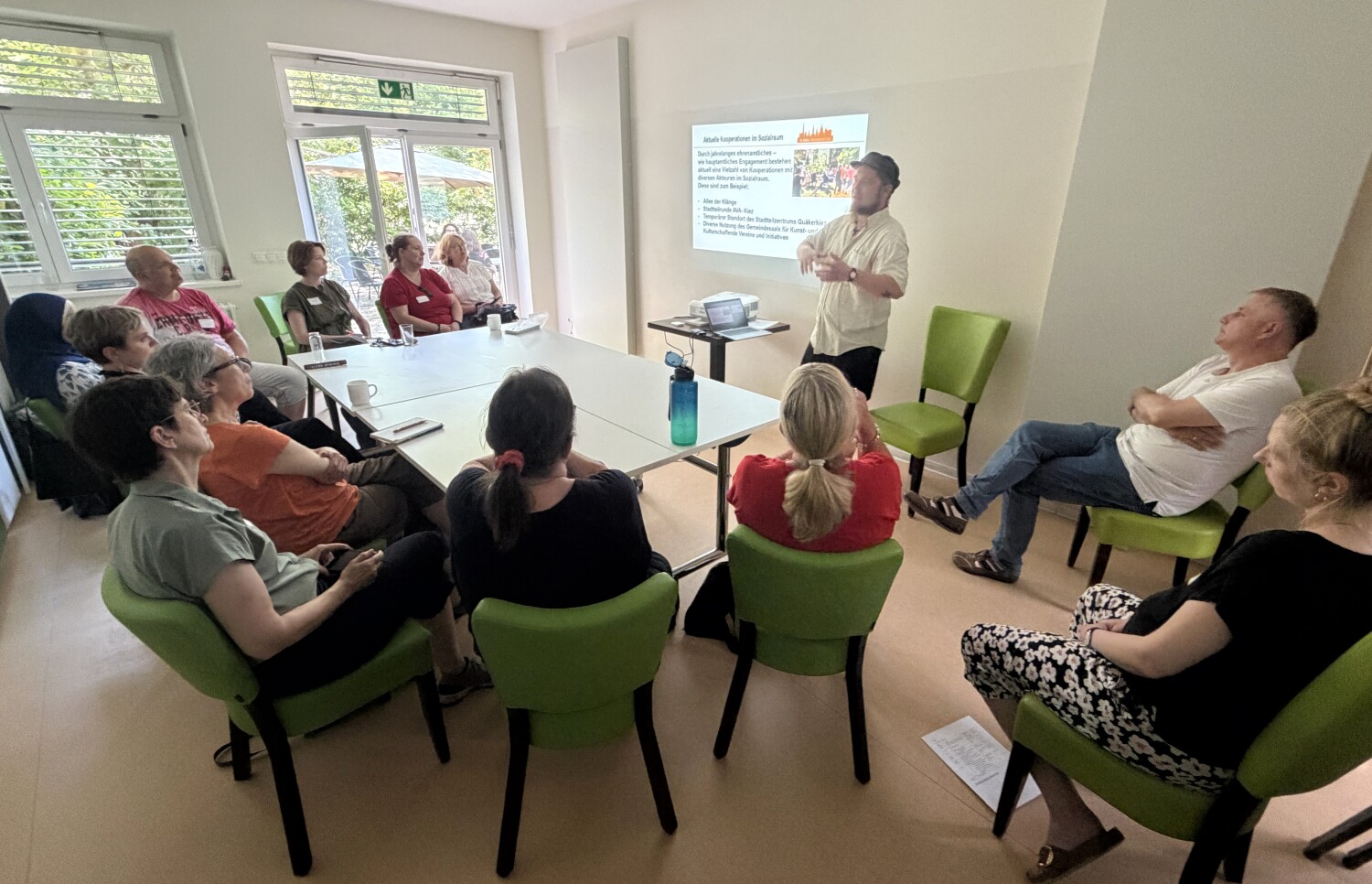 Workshopleiter beim Vortrag vor der Gruppe