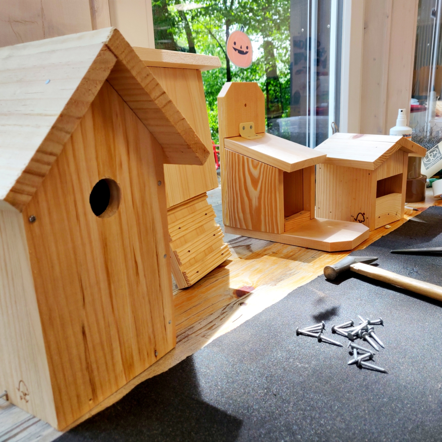 selbstgebaute Vogelhäuser aus Holz