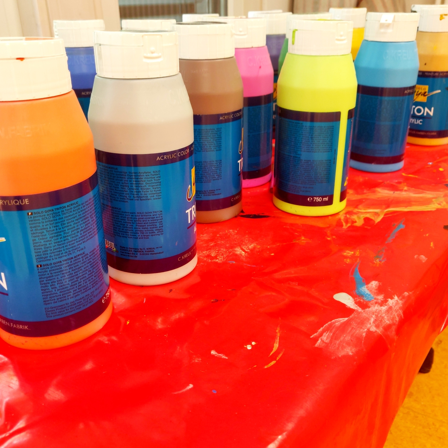 aufgereihte Farbflaschen im Kreativraum im Haus am See