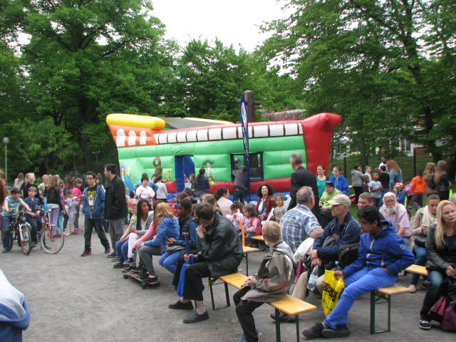 Kiezfest 2015 Hüpfburg und Publikum