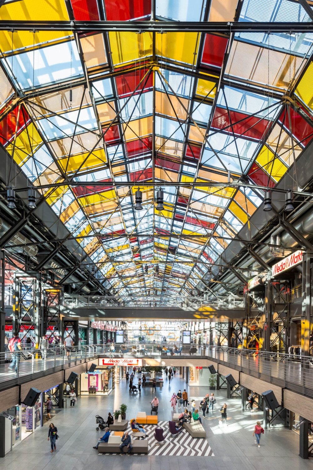 Foto von der Innenfläche der Hallen am Borsigturm