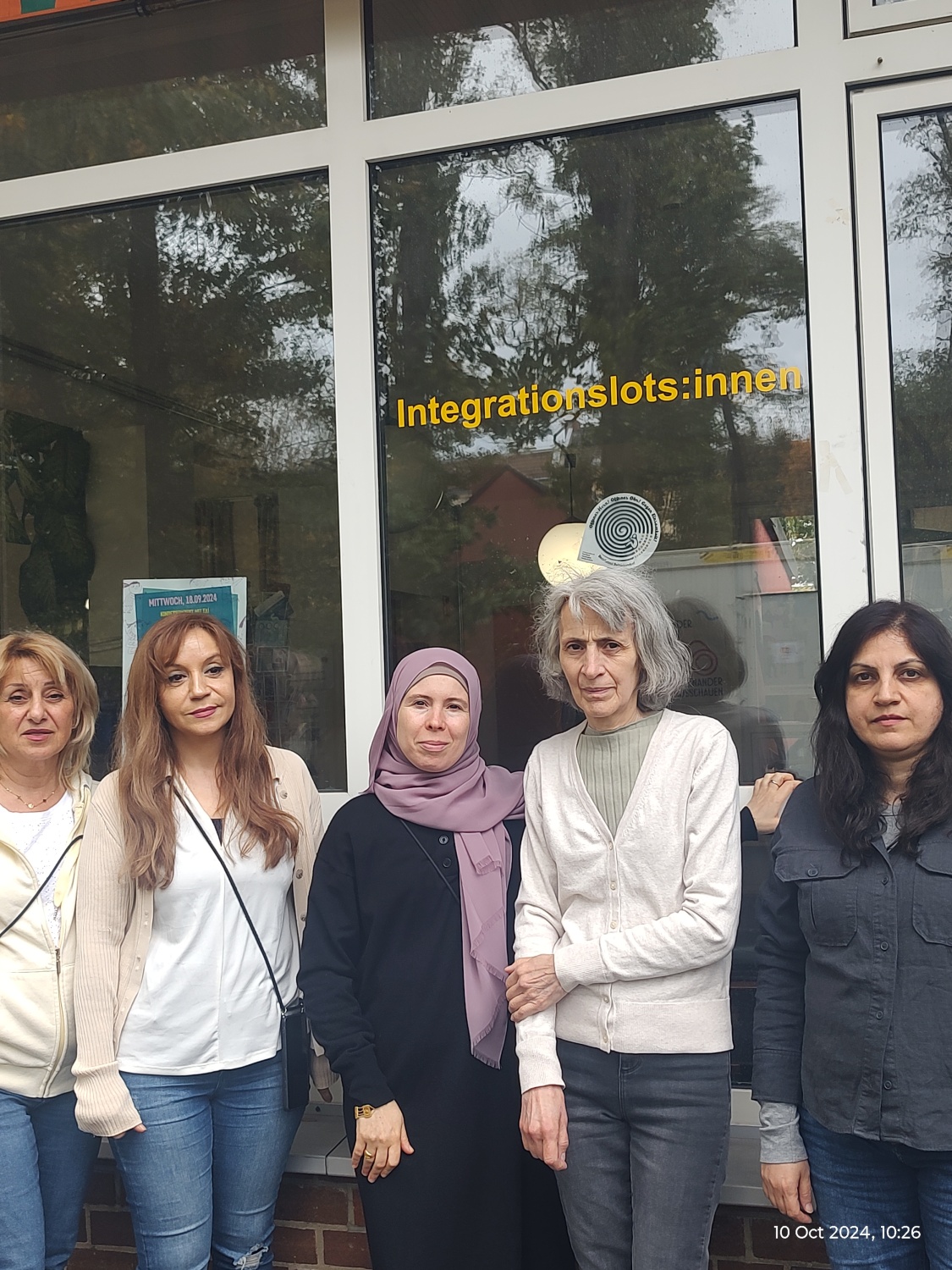 Integrationslotsinnen aus dem Mehrgenerationenhaus im AVA Kiez ein Foto!