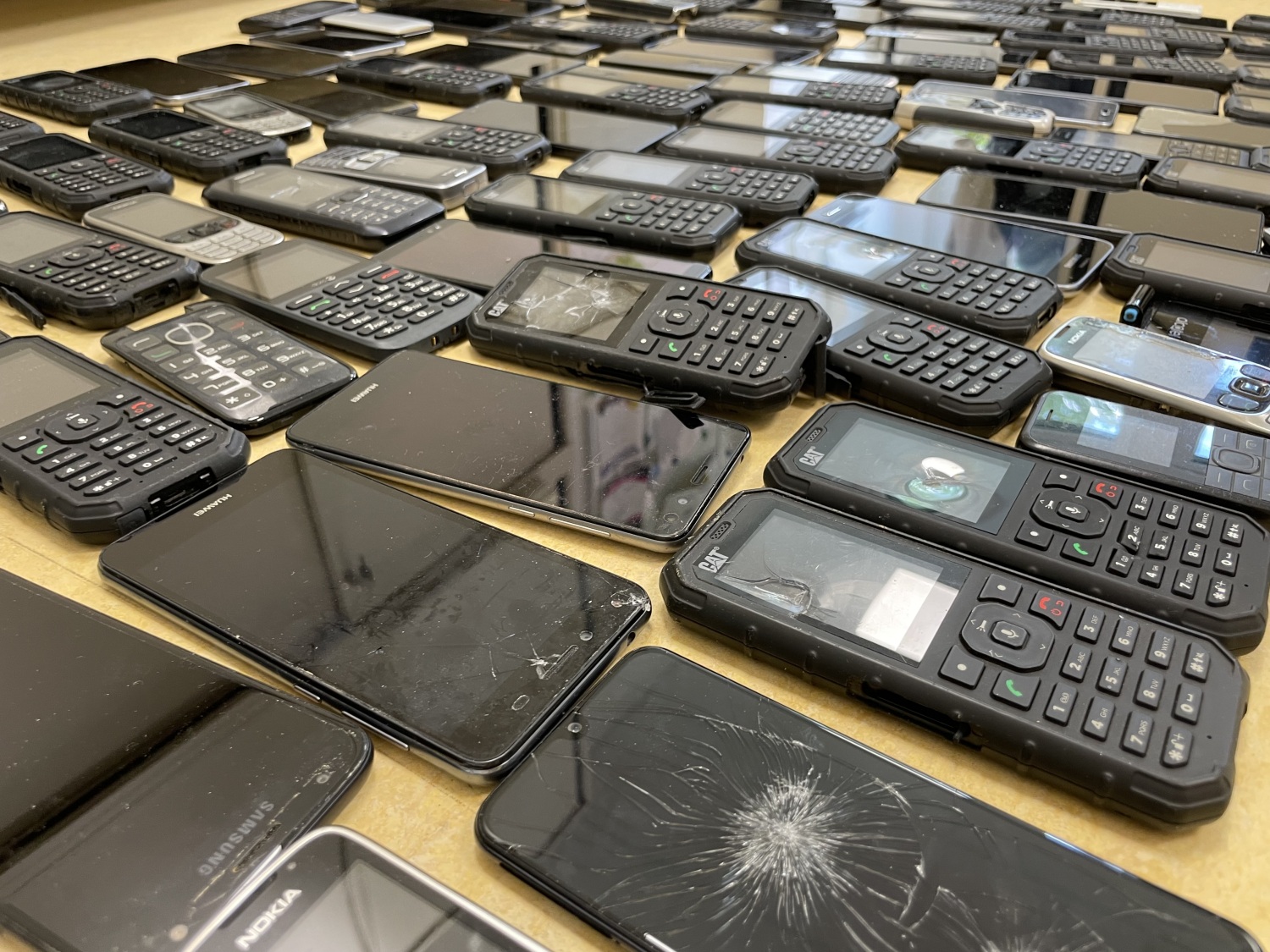 Innerhalb der Handysammelaktion Berlin-Brandenburg, sammeln wir alte Handys für INKOTA, eine entwicklungspolitische NGO. In vielen Haushalten liegen noch alte, nicht mehr benutze Handys, die wertvolle Ressourcen wie Gold, Silber, Kupfer, Platin und Palladium beinhalten. Diese Ressourcen können recycelt werden, wenn die Handys fachgerecht entsorgt werden. Ein Beitrag zum Recyceln ist auch ein Beitrag zum Schutz der Umwelt und der Menschenrechte, da viele Rohstoffe unter sehr schlechten Bedingungen gewonnen werden.