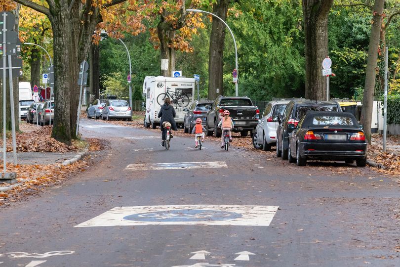 Auf dem Edelhofdamm ist zwischen dem Zeltlinger Platz und der Oranienburger Chaussee eine Fahrradstraße entstanden. Die Maßnahme ist ein Baustein vielfältiger Maßnahmen zur Neuordnung der Verkehre sowie der Attraktivitätssteigerung für den Radverkehr.